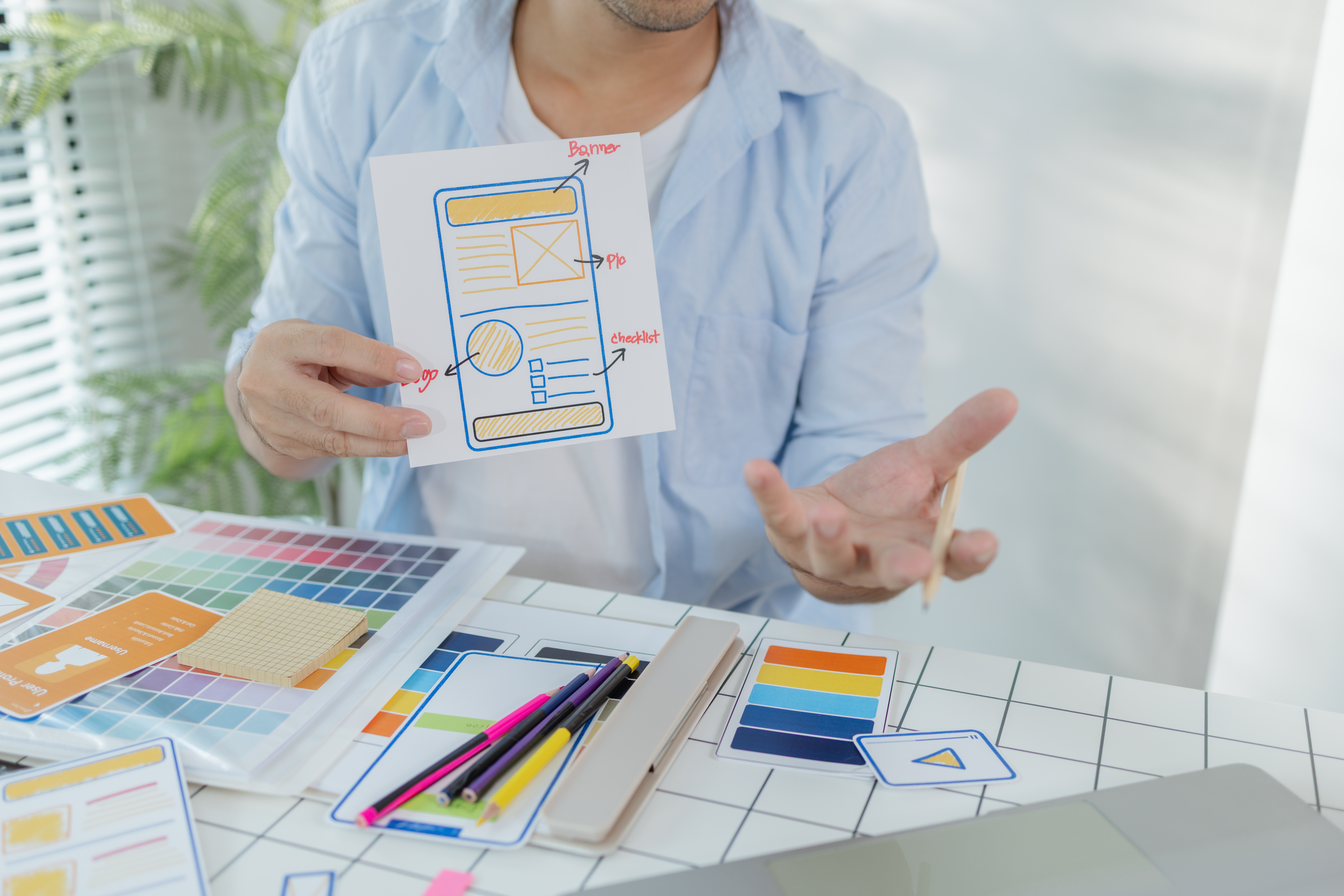 Usuario navegando en una página web intuitiva, destacando experiencia de usuario fluida y diseño web atractivo en dispositivo móvil.